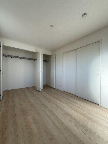 【洋室】 | 各居室収納が完備され荷物がスッキリ収納◎空間を広々お使いいただけます。