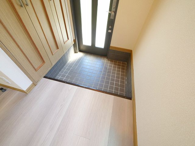 イーストタウン朱雀の玄関|明るい玄関です