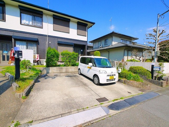 イーストタウン朱雀の駐車場|駐車スペースもあります
