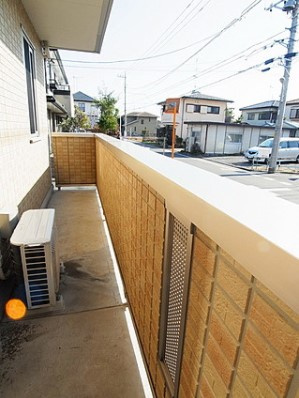 【バルコニー】 | フェリスタ宮沢 | 外からの目が気にならないバルコニーで洗濯物が干せます