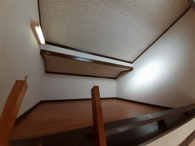 落ち着いた色調の寝室です