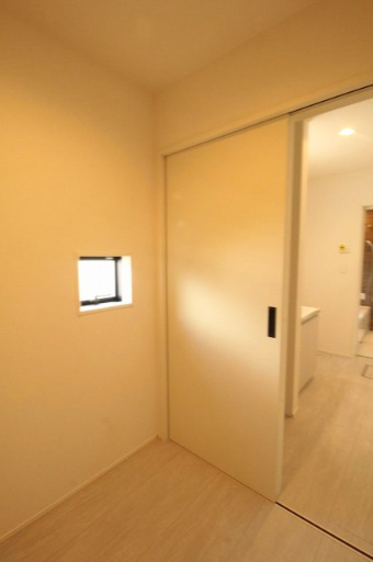 瀬戸東町３丁目　新築戸建　2号棟（全3棟）のランドリースペース|脱衣場の横