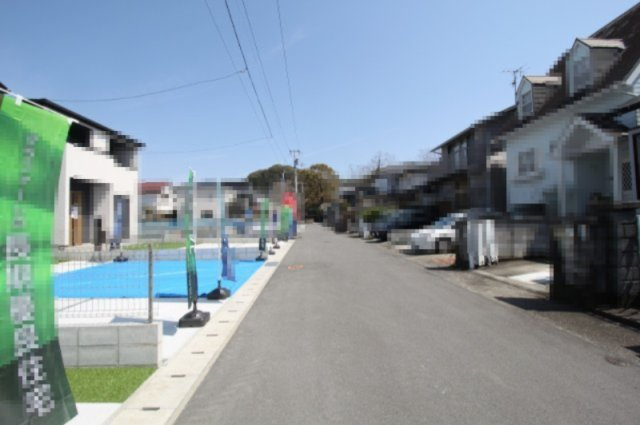 瀬戸東町３丁目　新築戸建　2号棟（全3棟）の前面道路含む現地写真|接道　南側　幅5.4ｍ　公道　接面8ｍ