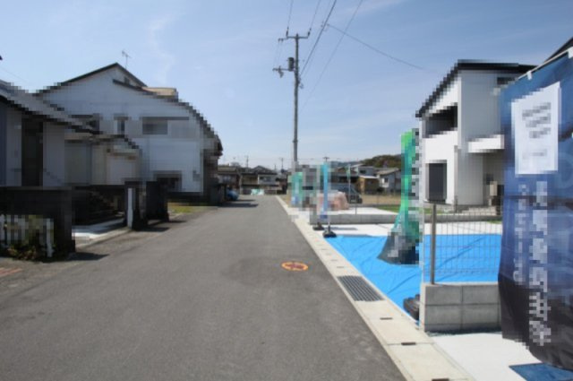 瀬戸東町３丁目　新築戸建　2号棟（全3棟）の前面道路含む現地写真|接道　南側　幅5.4ｍ　公道　接面8ｍ