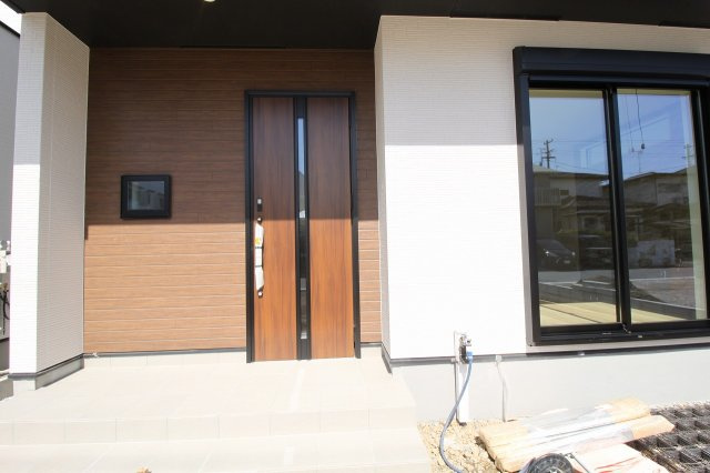 瀬戸東町３丁目　新築戸建　2号棟（全3棟）の玄関