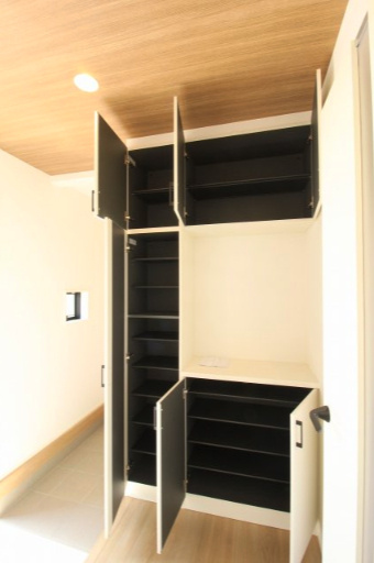 瀬戸東町３丁目　新築戸建　2号棟（全3棟）の収納|玄関収納