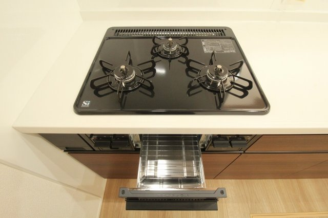 瀬戸東町３丁目　新築戸建　2号棟（全3棟）のキッチン|３口コンロ＆グリル