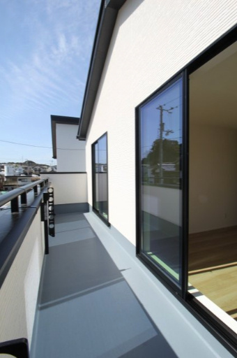 瀬戸東町３丁目　新築戸建　2号棟（全3棟）のバルコニー|2F　南東の部屋　7.75帖