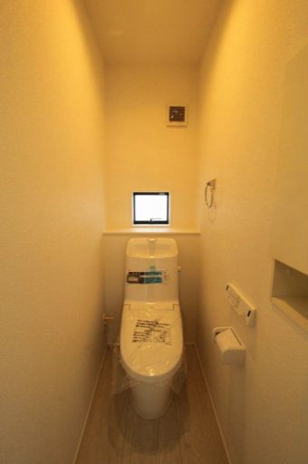 瀬戸東町３丁目　新築戸建　2号棟（全3棟）のトイレ|2F　温水洗浄便座