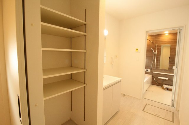 瀬戸東町３丁目　新築戸建　2号棟（全3棟）の脱衣所|可動棚