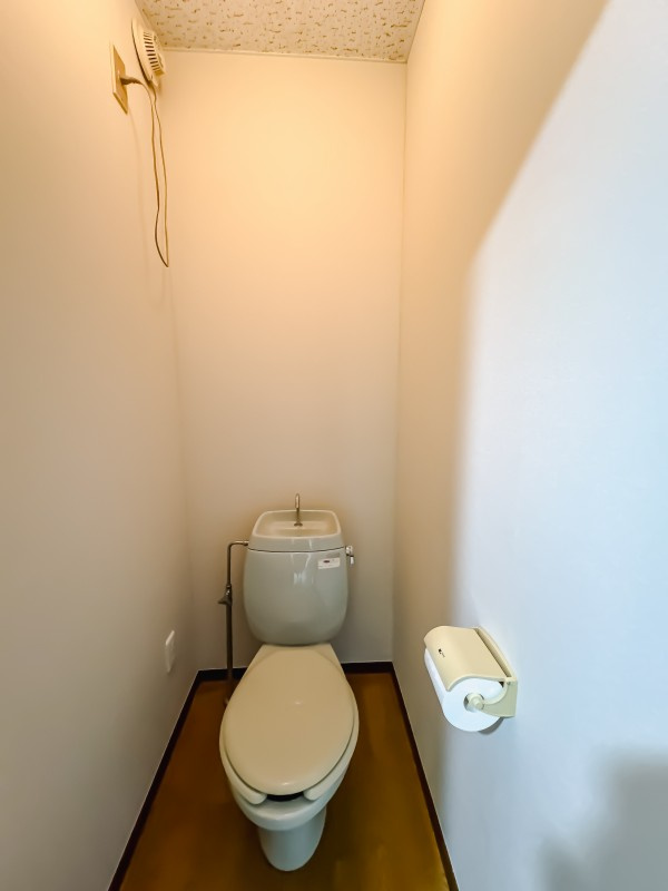 落ち着いた色調のトイレです