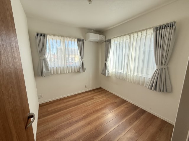 高崎市成田町　築浅中古住宅の収納|主寝室から出入りできるウォークインクローゼット