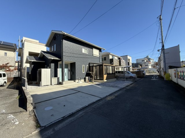 高崎市成田町　築浅中古住宅の駐車場|3台駐車可