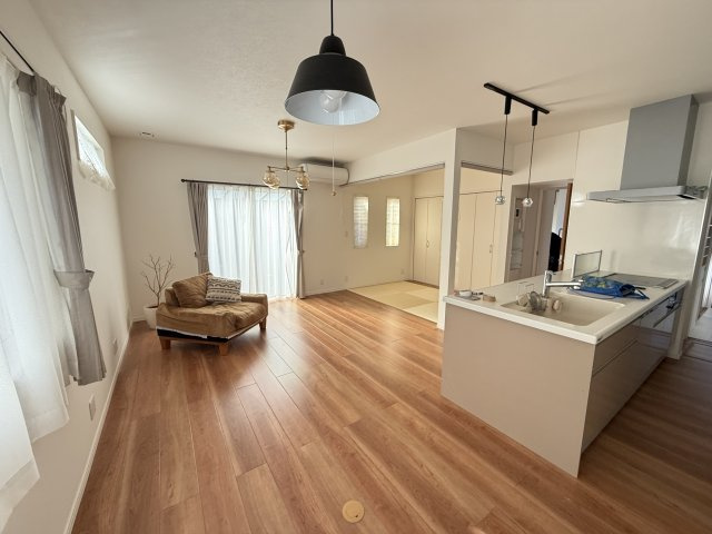 高崎市成田町　築浅中古住宅のキッチン|大容量のキッチン収納