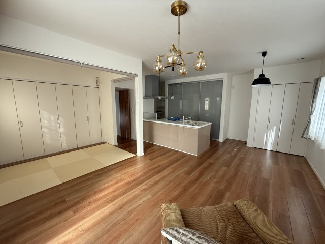 高崎市成田町　築浅中古住宅の居間・リビング|広々リビング