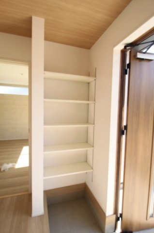 瀬戸東町３丁目　新築戸建　3号棟（全3棟）の収納|玄関収納　可動棚