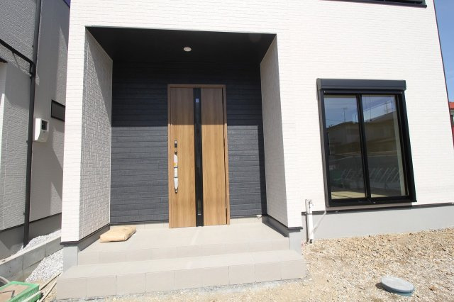 瀬戸東町３丁目　新築戸建　3号棟（全3棟）の玄関