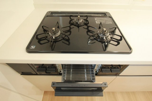 瀬戸東町３丁目　新築戸建　3号棟（全3棟）のキッチン|3口コンロ＆グリル