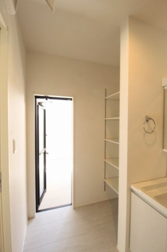 瀬戸東町３丁目　新築戸建　3号棟（全3棟）の脱衣所|勝手口