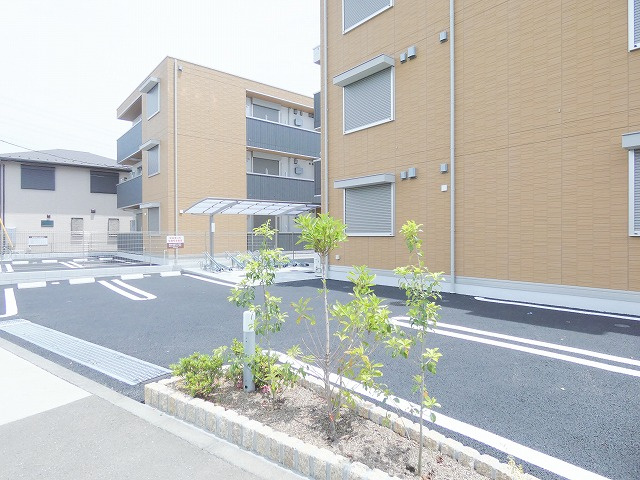 D-ROOM平山5丁目の駐車場