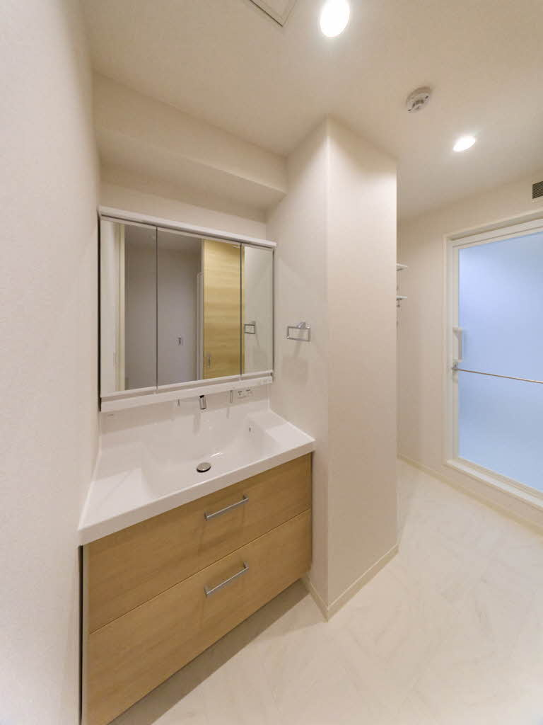 シャーメゾンアズナブルの独立洗面台|朝の支度にも助かる、独立の洗髪洗面化粧台