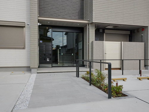 シャーメゾンアズナブルのエントランス|毎日通るエントランスはこのようになっています