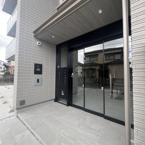 シャーメゾンアズナブルのエントランス|ゆとりのあるエントランスです