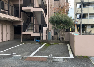 【中庭】 | ビックヴァン京王堀之内 | 中庭（パティオ）とは、一つの建築物の内部に設けられた、壁などで囲われている庭のことを指します。コの字型、ロの字型が主流ですが、L字型の中庭もあります。最近では、インテリア性の高さからも人気があります。