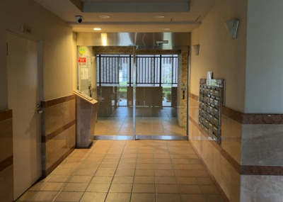 【エントランス】 | ビックヴァン京王堀之内 | マンションのエントランスには、もともと風よけや防犯の役割がありますが、マンションによって宅配ボックスなどの設備が備わっている所もあります。日々の生活をイメージしながら生活しやすさをチェックしましょう。