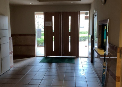 【ロビー】 | ビックヴァン京王堀之内 | ラウンジは、マンションの共用スペースに椅子やテーブルなどを配置した利用者が寛げる空間です。屋内型ラウンジと屋外型ラウンジがあります。共用部分の管理状況と合わせて、詳細については現地でご確認ください。