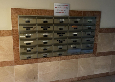 【設備】 | ビックヴァン京王堀之内 | エントランス付近に設置されている集合ポストは、住んでいる部屋と離れているため、ポストをあさるなど誰かに何かされていても被害に気づきにくいです。入居する時には他人に特定されにくい番号で鍵をかけましょう！