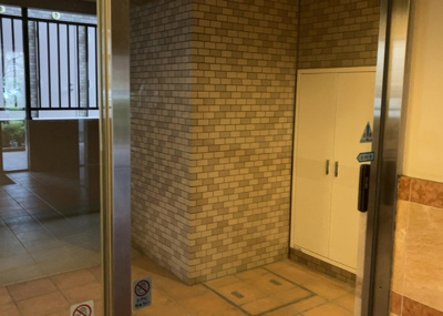 【ロビー】 | ビックヴァン京王堀之内 | ロビーというと、エントランスと何がちがうの？と思いますよね。実はロビーとエントランスには明確な決まりはありません。物件によっては、エントランスを入って広がるある程度の広さのある空間がロビーとなります。