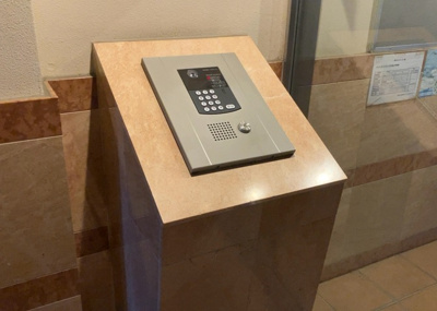 【防犯設備】 | ビックヴァン京王堀之内 | 当然のことではありますが、オートロックやセンサーライト、ホームセキュリティーなどの防犯設備があれば、小さいお子様がいるご家庭も安心ですよね！まず物件購入の際は、防犯設備もチェックするようにしましょう。