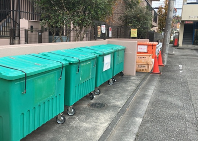 【設備】 | ビックヴァン京王堀之内 | 共有部分は、住民なら誰もが使える設備のこと。例えば駐車場やエレベーター、インターネット設備、セキュリティ設備などがあります。他にも、マンションの廊下・外部階段やエントランス・ゴミ置き場などがあります。