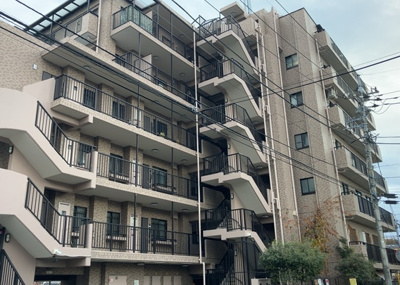 【外観】 | ビックヴァン京王堀之内 | マンションの外観は非常に重要なポイントです！外観の善し悪しは資産価値に大きな影響を与えます。外観のいいマンションを購入することで、高値で売却がしやすく、買い手が見つかりやすいというメリットがあります。