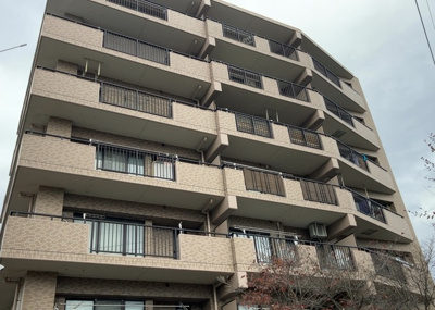 【外観】 | ビックヴァン京王堀之内 | 眺望の良さを楽しめるダイニングキッチンで家族団らんの時間を過ごしてはいかがでしょうか。バルコニーから見える景色を家族で眺める時間は、時間が経つのを忘れてしまいそうですね。是非、現地を見に行きましょう！