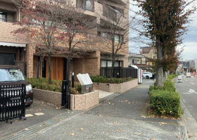 【現況写真】 | ビックヴァン京王堀之内 | 景色重視でお家選ぶをするとスーパーが遠い！学校が遠い！など生活をするうえで利便性で困ることもあります。まず一度現地を見学する際に、周辺の施設などがあるかを確認し、暮らし始めた後のことを想像しましょう。