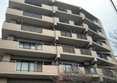 【外観】 | ビックヴァン京王堀之内 | 道幅が広い場所は日当たりや風通が良好です。幅が広いのですれ違いも可能ですし大きな車でも駐車可能！一方で、大型車が通ることも多くなるため交通量の増加により騒音に繋がります。また土地の値段が高くなります。