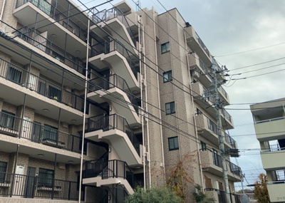 【外観】 | ビックヴァン京王堀之内 | ＳＲＣ造は強度や耐震性の面でもRC造と比べて優れています。そのため、10階建以上の高層または超高層マンションなどの建築にも多く採用されています。柱や梁などのサイズが小さくても高い耐震性を確保できます。