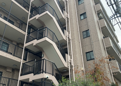 【内装】 | ビックヴァン京王堀之内 | 共有部分は、住民なら誰もが使える設備のこと。例えば駐車場やエレベーター、インターネット設備、セキュリティ設備などがあります。他にも、マンションの廊下・外部階段やエントランス・ゴミ置き場などがあります。