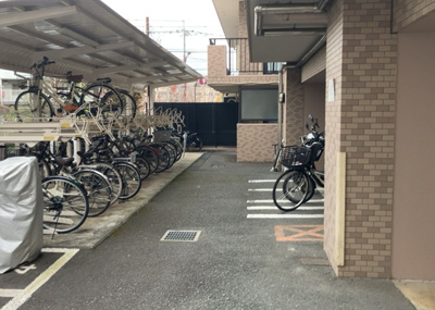 【駐車場】 | ビックヴァン京王堀之内 | 車一台あたりに必要なスペースは、標準サイズの普通自動車で横幅2m50cm、長さ5mは必要になります。ただし、乗降のことも考慮して横幅3m30cm、長さ5m50cmほどは確保できるところを選びましょう。