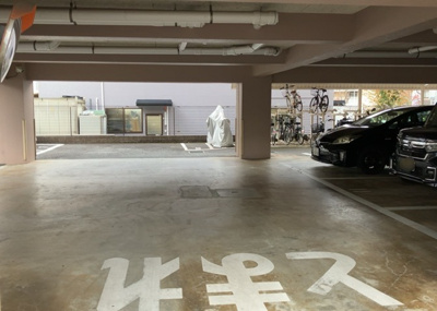 【駐車場】 | ビックヴァン京王堀之内 | 駐車場と明記されていても、最小スペースでつくられた駐車場だと大型車は駐車できなかったり、出入りしにくくなったりする可能性があります。お車のサイズと購入したい物件の駐車場のサイズを現地で確認しましょう。