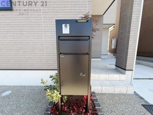 宅配ボックス機能付き門柱は荷物の受け取りや配達が便利で安全です。不在時でも荷物が確保され、盗難や損傷のリスクが減少。受け取り時間の柔軟性が向上。外出先からでも荷物の受け取りや預けが可能となります。

