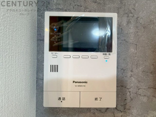 訪問者が来たときにテレビ画面で確認できるため、安心してドアを開けられます。録画機能があるものもあり、留守中に来訪者を記録しておくことができます。利便性が高く、セキュリティ面でも安心です。
