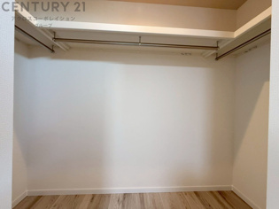 収納力が高く洋服や小物を整理しやすく、更衣室のように使え、部屋がすっきり保てます。収納の配置を自由に調整でき、換気性が良く防湿・防虫対策も可能。快適で機能的な生活空間を実現できます♪
