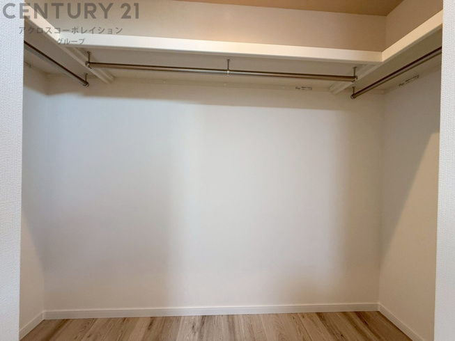 収納力が高く洋服や小物を整理しやすく、更衣室のように使え、部屋がすっきり保てます。収納の配置を自由に調整でき、換気性が良く防湿・防虫対策も可能。快適で機能的な生活空間を実現できます♪
