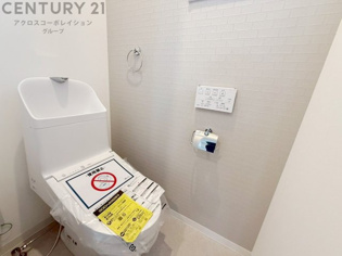 温水洗浄便座付トイレは温水洗浄機能により、暖かい水でおしりを洗浄することができ、冷たい水を使う従来の便座に比べ、温水洗浄機能で暖かいトイレを提供し、快適な使用を可能にします。
