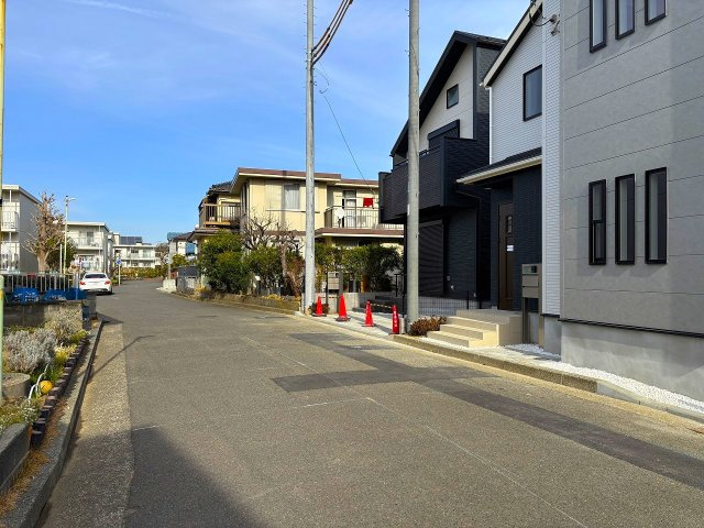 【前面道路含む現地写真】 | □■茅ヶ崎市松が丘2丁目 新築戸建 全2棟【2号棟】■□