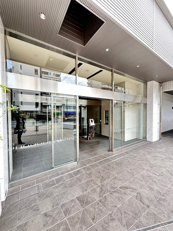 プレサンスジェネ新神戸ステーションフロントのエントランス