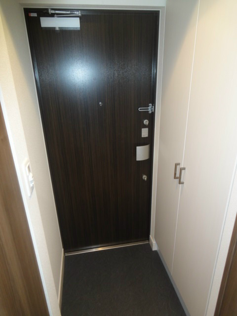 プレサンスジェネ新神戸ステーションフロントの玄関